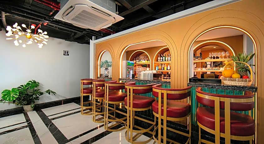 May De Ville Lakeside Hotel