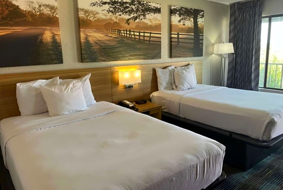 Days Inn & Suites by Wyndham Mobile