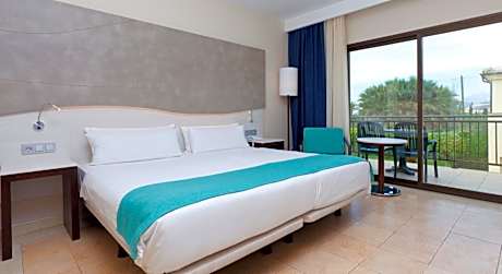 Family Room (3 Adults + 1 Child)