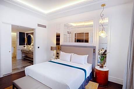 1 Bedroom Presidential Suite, 1 King bed, Sveta Nedelya view