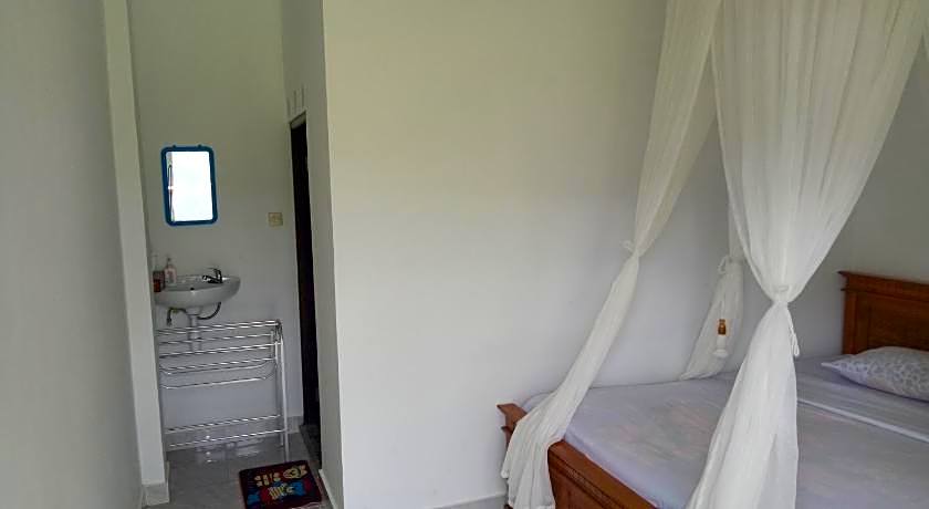 Aris Homestay and Warung Made