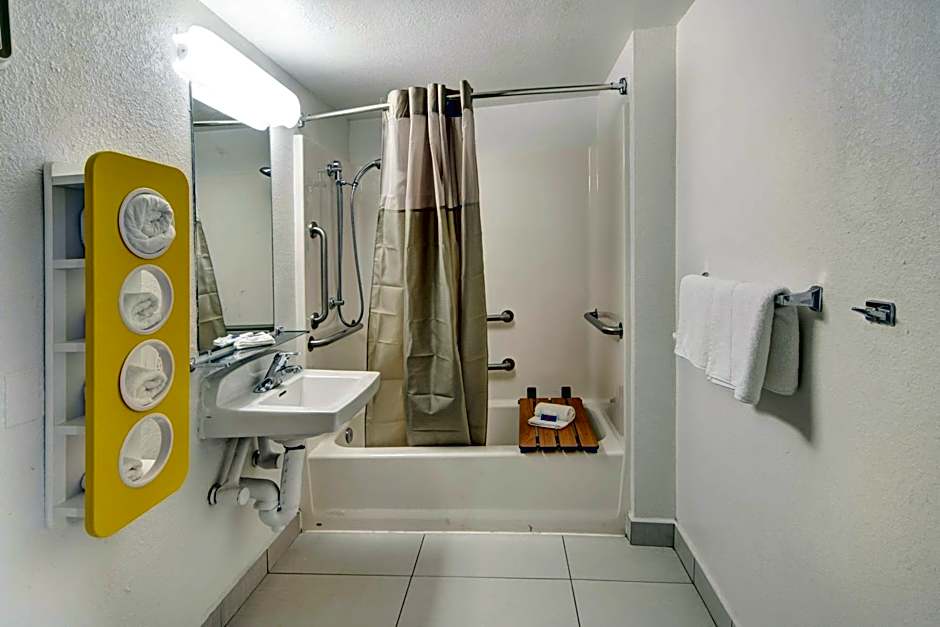 Motel 6-Dallas, TX - Forest Lane