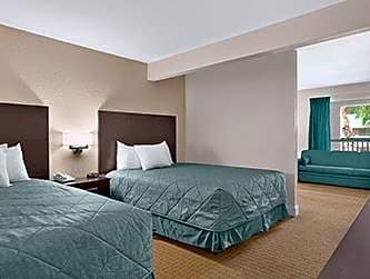 Econo Lodge Inn & Suites