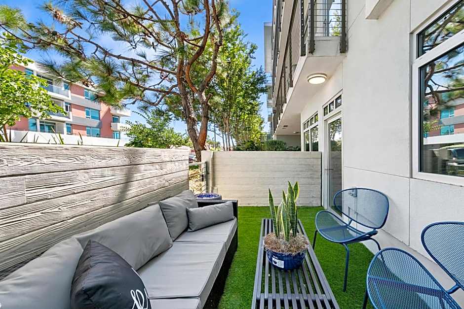 Beverly Grove Chic City Oasis 2 BR Apt with Den 138