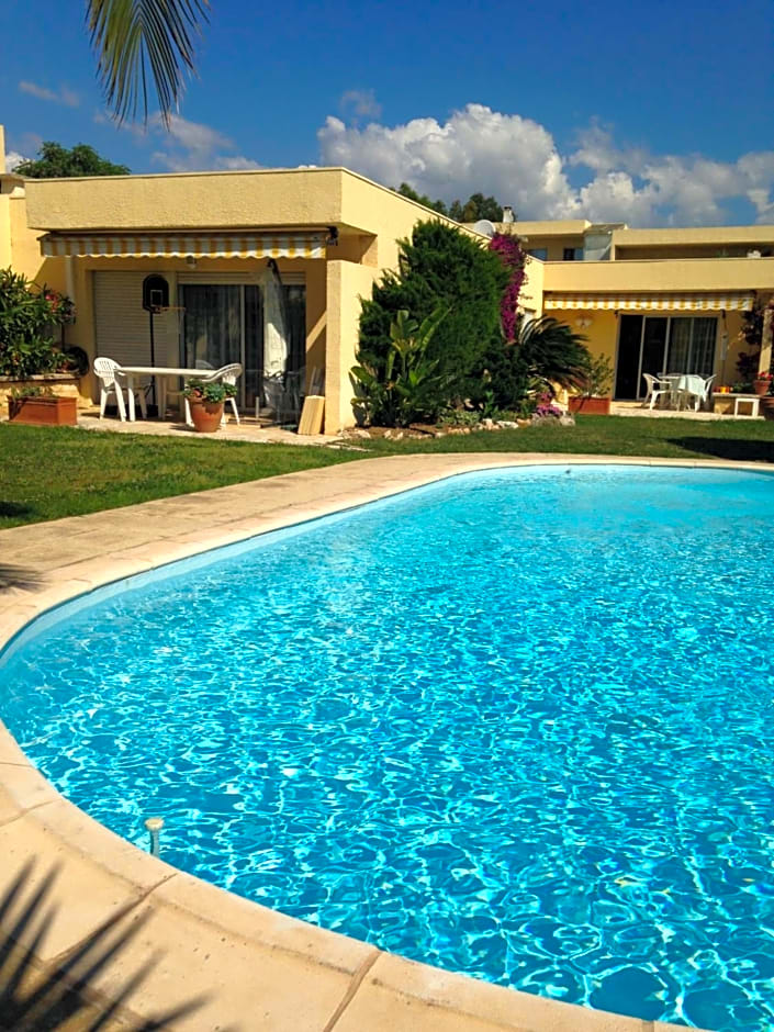 Villa C3 Arthur Rimbaub chambre d¿hôte piscine proche mer plage 600m