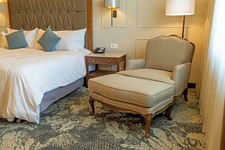 One-Bedroom Grand Class King Suite
