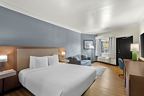 King Suite with Bathtub and Sofa Bed - Mobility Access