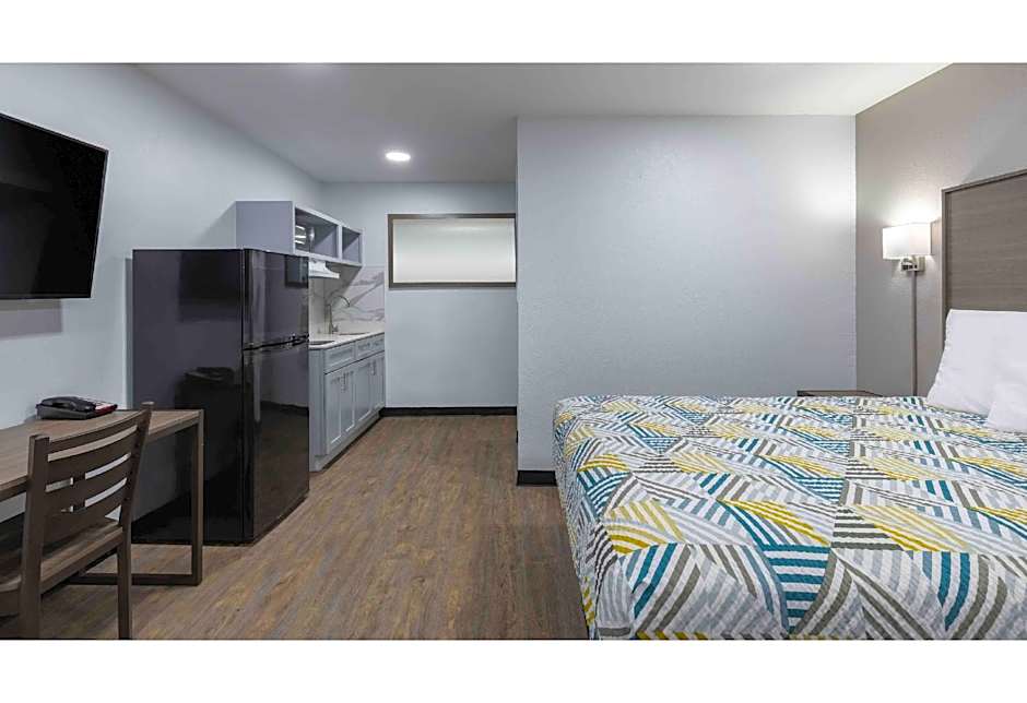 Photo 1 of 6 of 1 King Bed, Nonsmoking