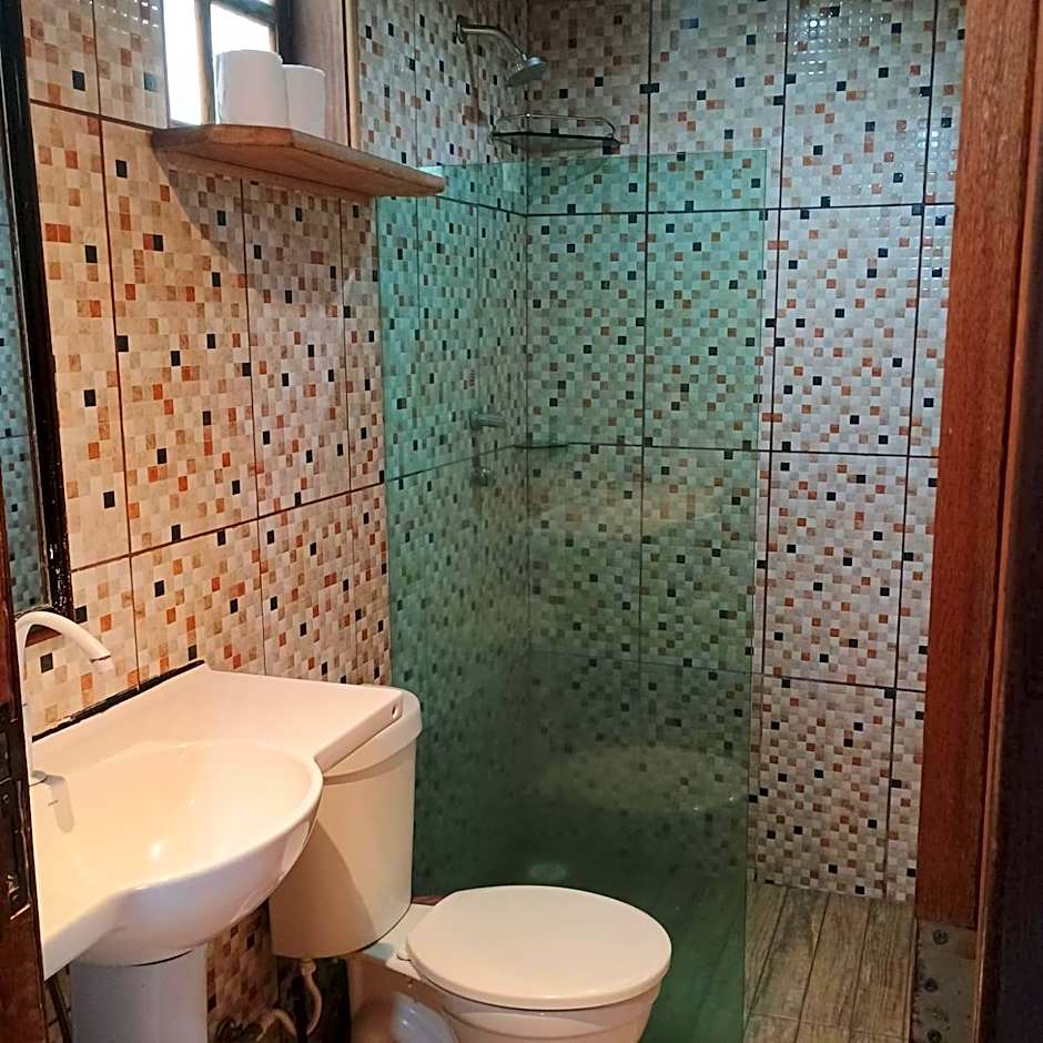 Pousada Marambaia Café - Praiana, econômica, Com café da manhã, piscina e hidromassagem ao ar livre - Frente para o mar