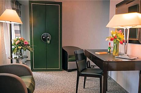 Deluxe Double Room (2 Adults + 1 Child)