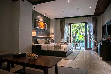 Master Suite with Pool Access