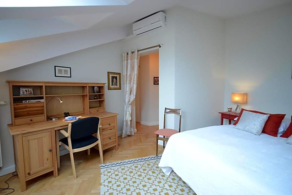 Crystal Suites Old Town