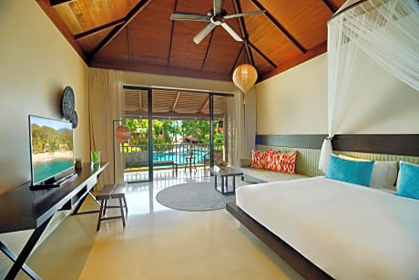 Deluxe Room, Pool View, 1 King Bed
