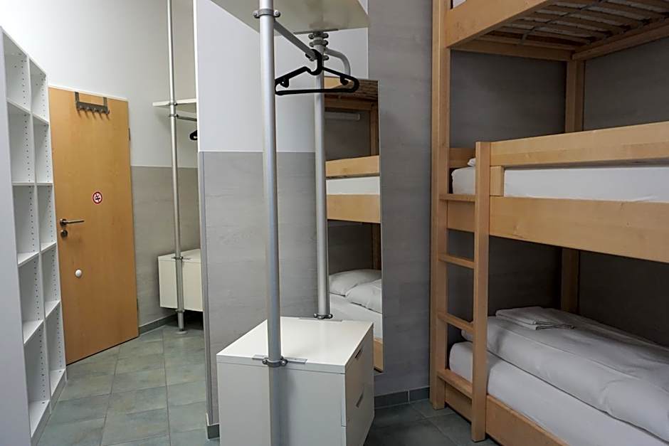 Foto 1 de 9 de 6-Bed Male Dormitory Room