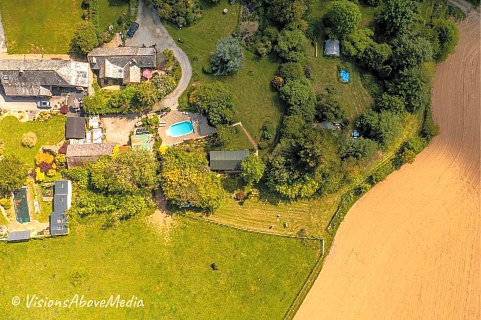 Tudor Lodge with pool & BBQ cabin