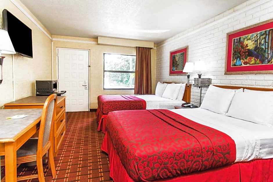 Days Inn & Suites by Wyndham Altamonte Springs