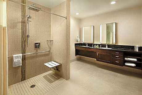 1 KNG SUITE MOB/HEAR ACCESS RI SHR-POOL VW