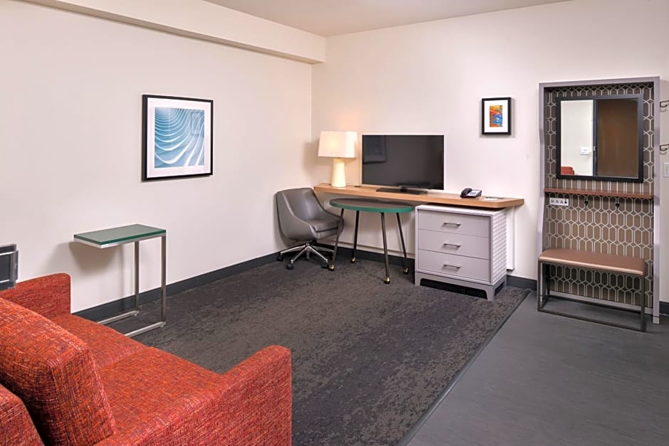 Holiday Inn & Suites Farmington Hills - Detroit NW, an IHG Hotel By IHG