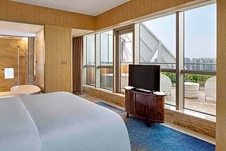 Club lounge access, Suite, 1 King, Sea view, Balcony