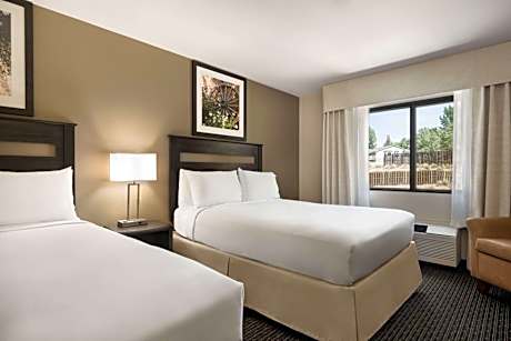 2 Queen Beds Room