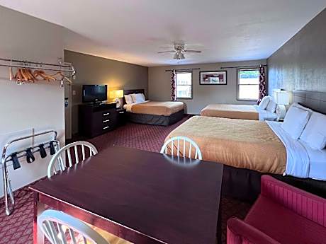 2 Queen Beds, 1 Double Bed, Suite, Nonsmoking