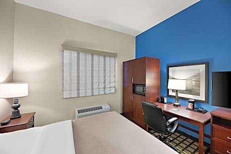 1 King Bed, Suite, Nonsmoking, Accessible