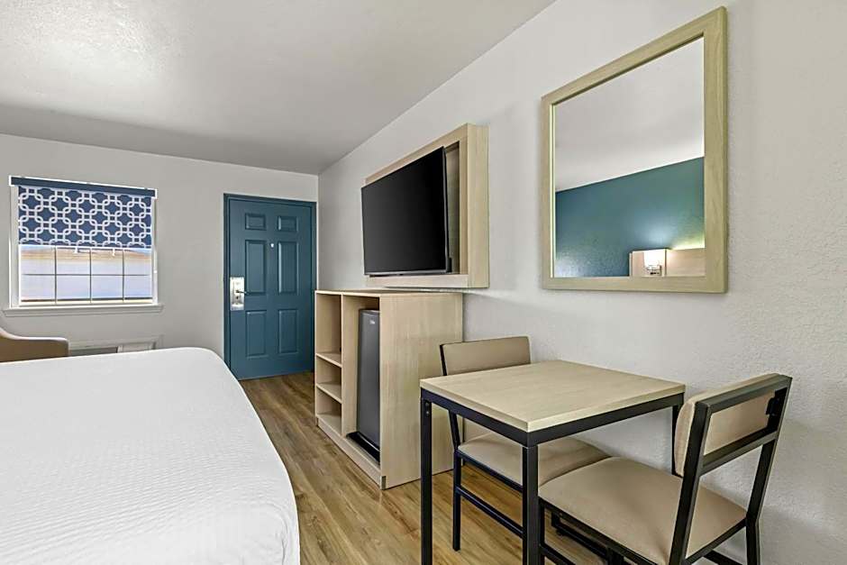 Photo 1 of 3 of 1 Queen Bed, Accessible, Nonsmoking