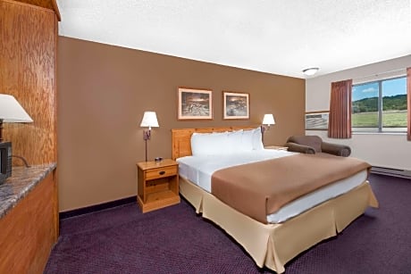 Queen Room with One Queen Bed and Tub with Grab Bars - Mobility Accessible/Pet-Friendly/Non-Smoking