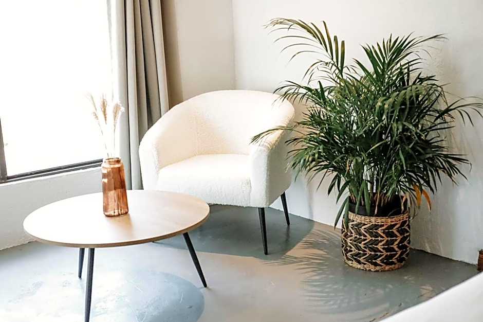 Lighthouse Guesthouse & Cafe