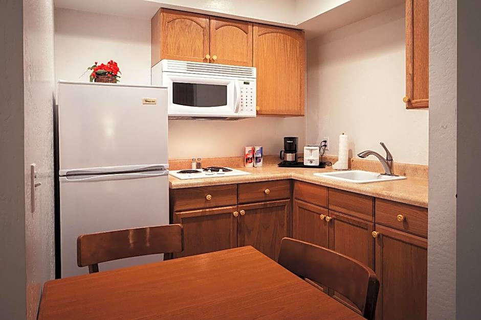 Pines Inn & Suites