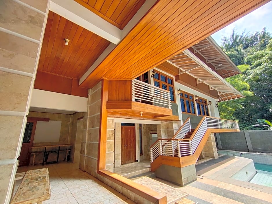 Tirtasari Nice Guesthouse 2 by ZUZU