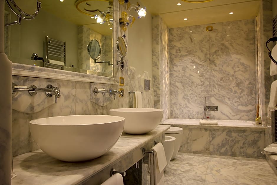 Hotel Monaco & Grand Canal