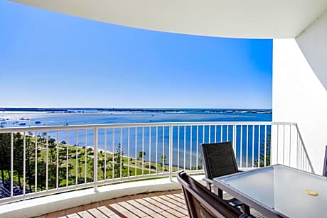 Deluxe Three-Bedroom Apartment