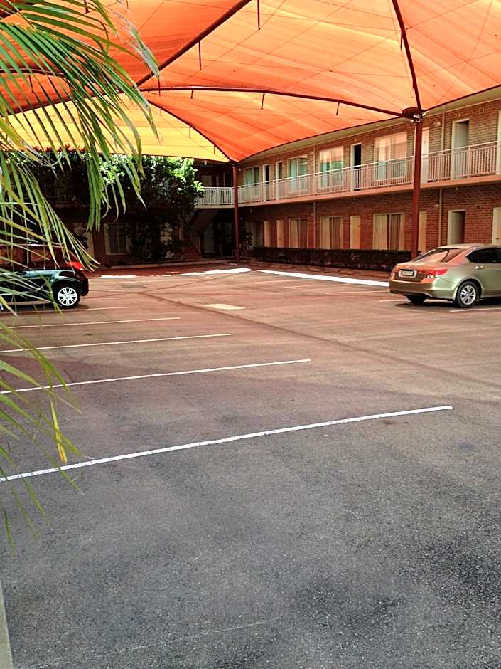 Francis Phillip Motor Inn and The Lodge