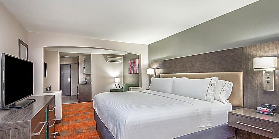 Holiday Inn Express & Suites SHAWNEE-KANSAS CITY WEST