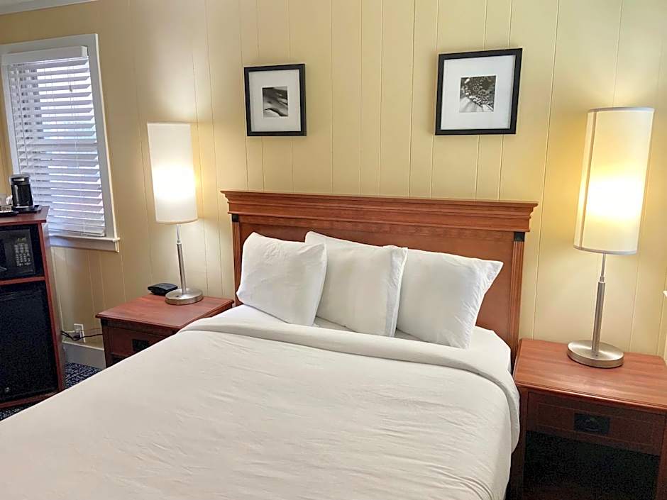 Elk Rapids Lakeshore Inn