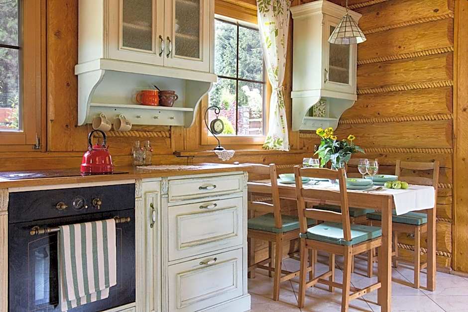 CHATA PACHNĄCA LASEM