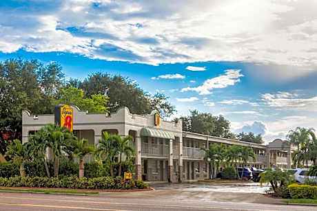 Super 8 by Wyndham Bradenton Sarasota Area