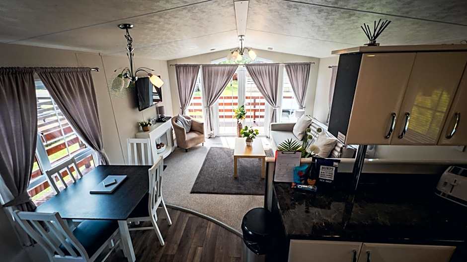 Angie's Haven, Superb 2 Bedroom Lodge with Hot Tub - Sleeps 6 - Felmoor Park