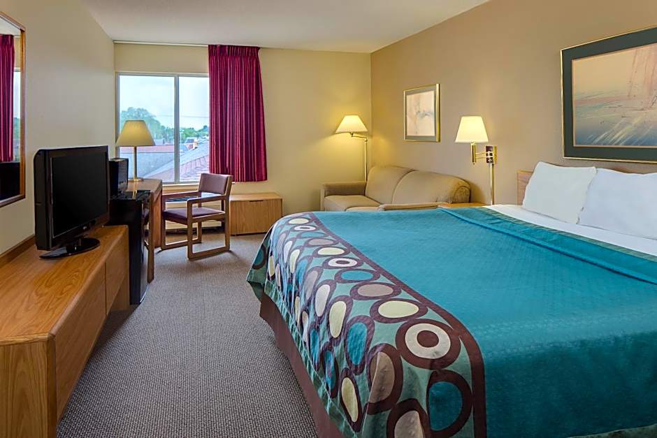 Super 8 by Wyndham Menomonie WI