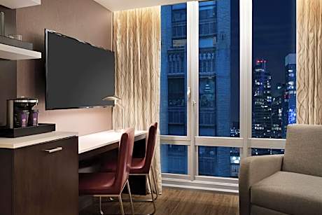 1 King Bed Mob/Hear Accessible 3X3 Shower City View