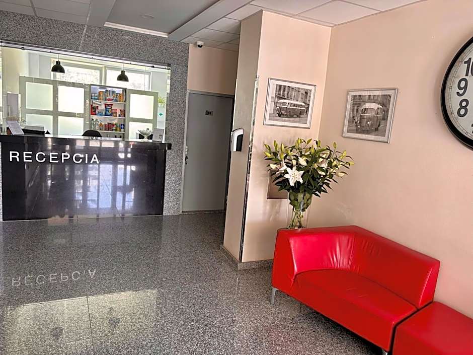 City Hotel B&B, reception 24 7, 800m od-from R1, free parking