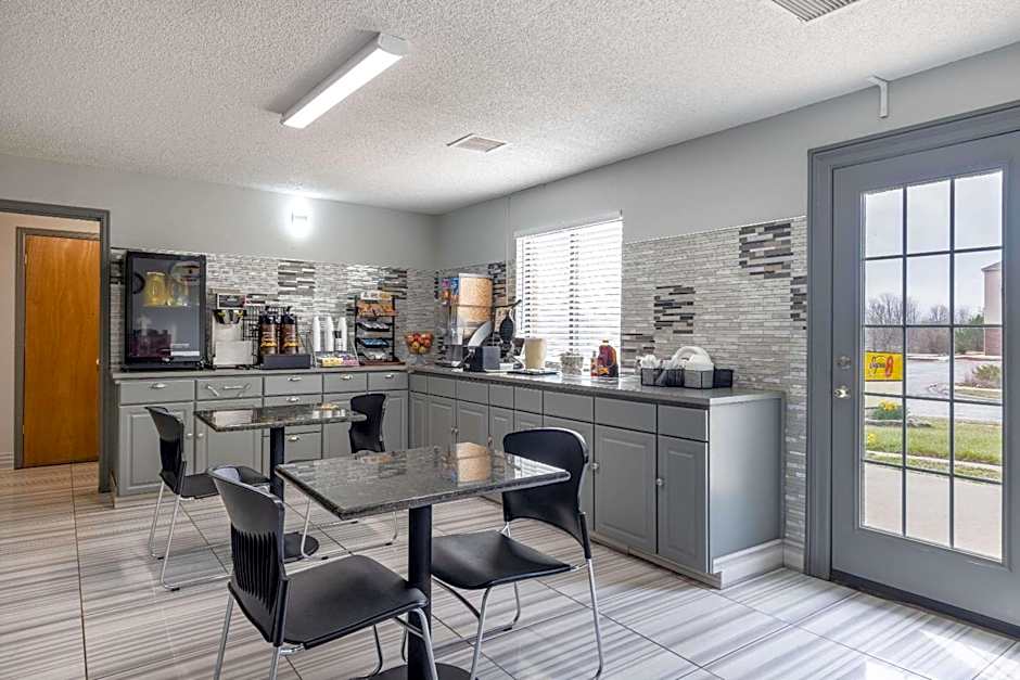 Super 8 by Wyndham Kansas City Airport North