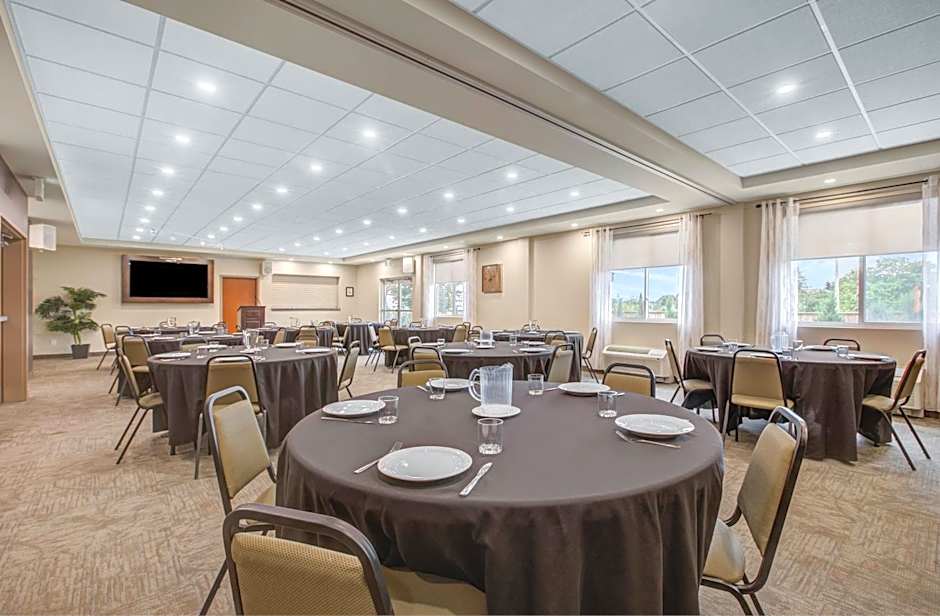 Days Inn & Suites by Wyndham Lindsay