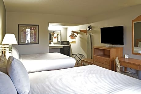 2 Queen Beds, Smoking