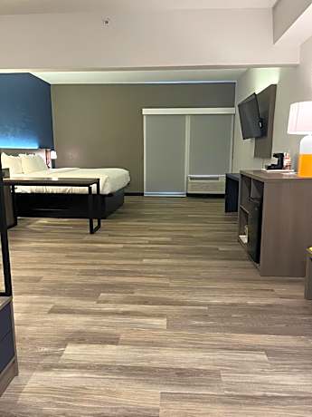 King Suite - Accessible/Non-Smoking