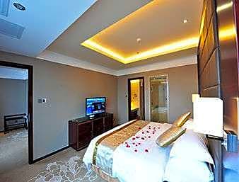 1 King Bed Suite