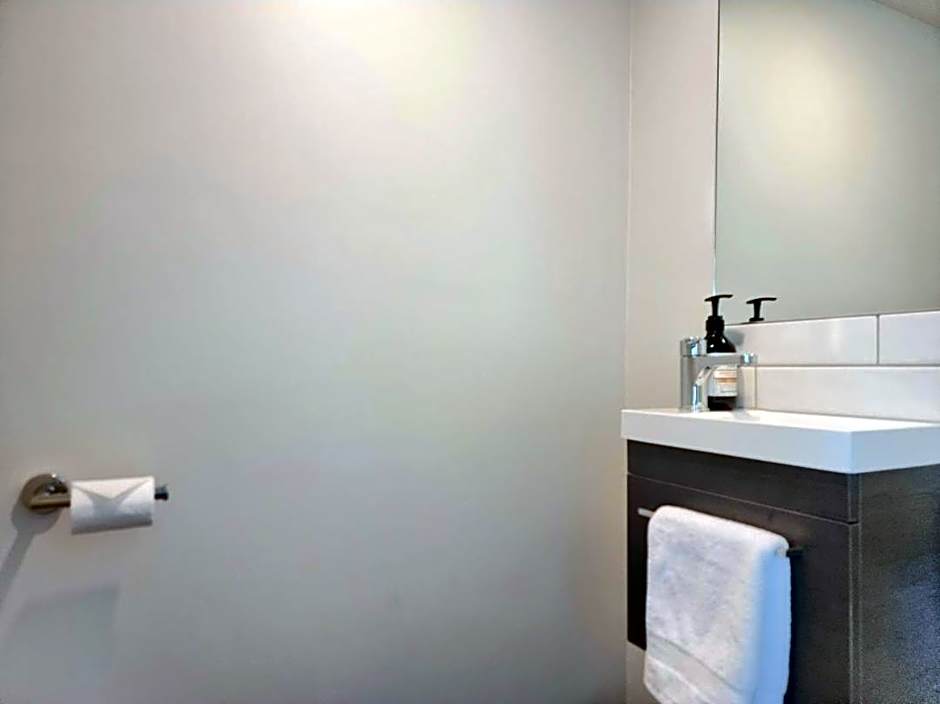 Addington townhouse with carpark 8mins walk to Hagley park south