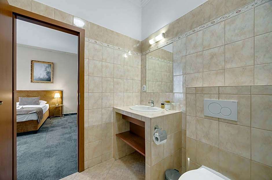 Hotel Reverie - Dependance, Check-in at Metropolitan Star