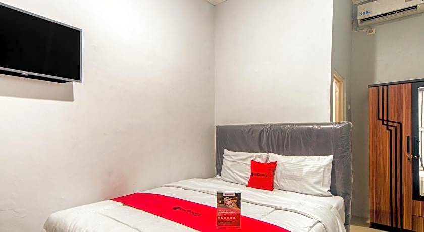 RedDoorz near Graha Cijantung Mall